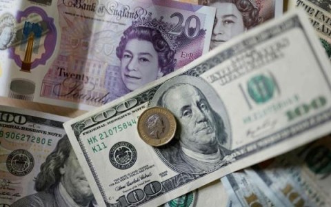 美国信用评级降低引发美元波动